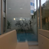 光が入り、滝が見えます