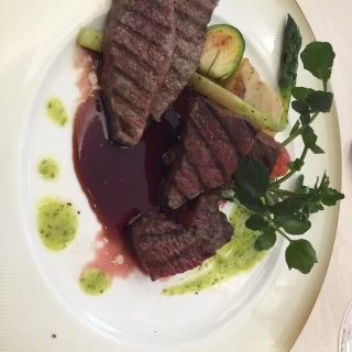 試食の際のお肉料理です