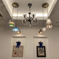 ゲストの待合室に使われていた洋館のシャンデリアです