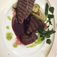試食の際のお肉料理です