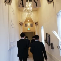 披露宴会場への移動通路。かわいく装飾されていました。