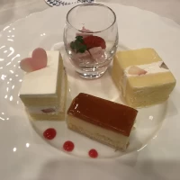 伝統のチーズケーキとカットされたウェディングケーキ