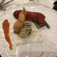 鮮魚アンショワイヤードとバータブリックで包んだ伊勢海老
