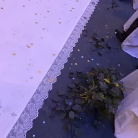 バージンロードに添えられたお花