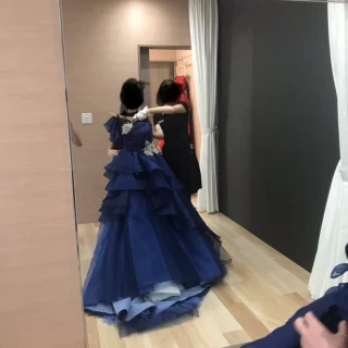 青のドレスです。