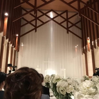 チャペルムービーや羽根が降る演出の時はカーテンが閉まります。