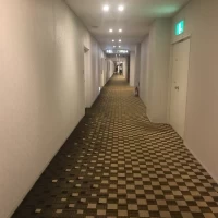 控え室から披露宴会場に向かう廊下