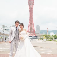挙式後、チャペルの前で