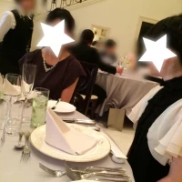 白を基調とした、可愛い感じの披露宴会場でした！