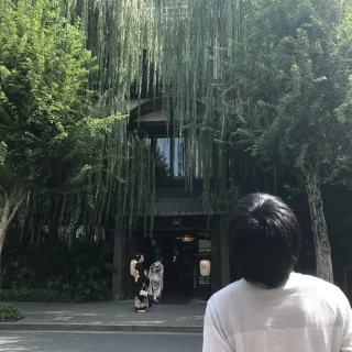 柳の木が雰囲気あります。