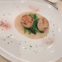 魚料理です。帆立貝のポワレでした。