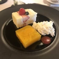 最後に嬉しいさっぱりデザートとウエディングケーキ！
