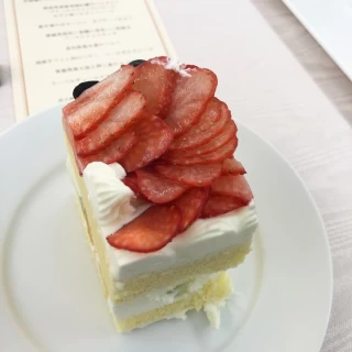 ウェディングケーキ切り分け後