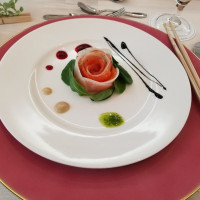 食事会の料理。盛り付けが薔薇のようで美しいです。