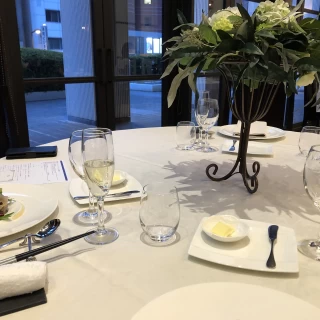 シンプルな装花でも
豪華な装花でも合わせやすい会場