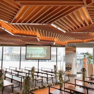 スタイリッシュな挙式会場。