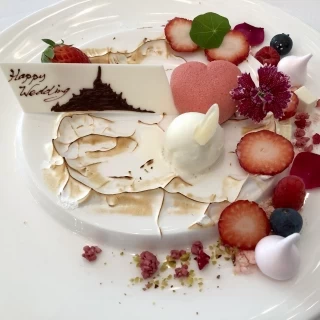 デザートです！！チョコレート細工がポイントです！！