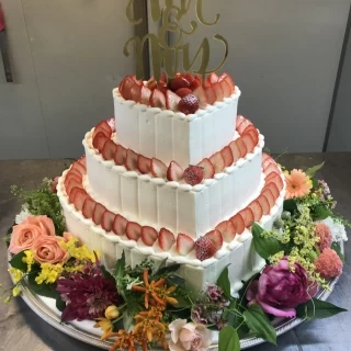 苺が多い、シンプルなショートケーキです。