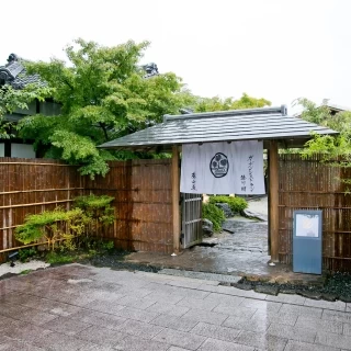 緑にかこまれた会場です
