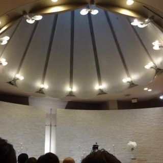 挙式会場です。
照明が美しく天井が広いです