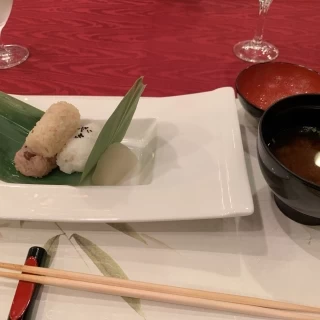赤だし御御御付けと、俵おにぎり。べったら漬けが美味しい。