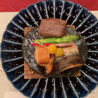 石焼にされたメインディッシュ。ソースが美味しい