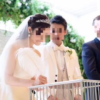 結婚誓約書を羽のボールペンで書いている様子
