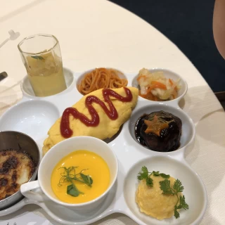キッズプレートも沢山のメニューがあってぱくぱく食べてました