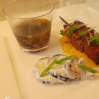 野菜が新鮮で美味しい。
お肉も柔らかく、ソースも美味しい。