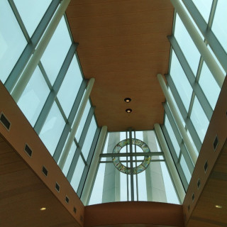 チャペルの天井は光が斜めにさし込みます。