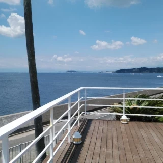 チャペル奥のテラスから見た海