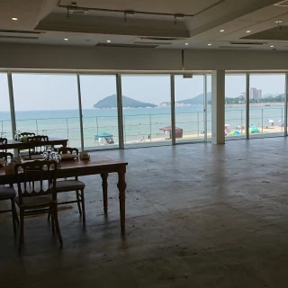 海が見える窓になっています。