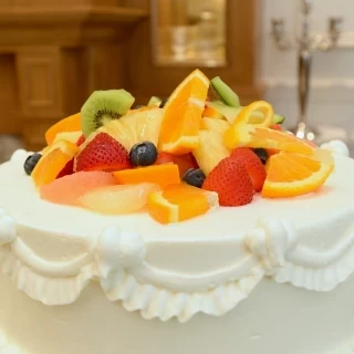 オレンジをメインにしたウェディングケーキ