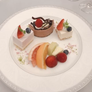ケーキブッフェはとにかく種類があってウキウキします。