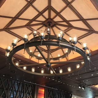 天井のシャンデリアも会場ごとにコンセプト違うデザインでした