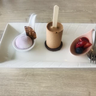 真ん中のチーズケーキがインパクト有りでした。
