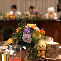 ゲストテーブルにお花と切株