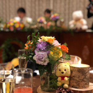 ゲストテーブルにお花と切株|537955さんのコルティーレ茅ヶ崎の写真(834782)