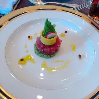 キハダマグロのタルタルとブーケのタルトレット