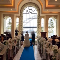 後ろから見るチャペルの様子