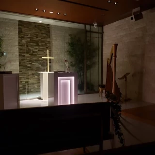始まる前に暗くなります