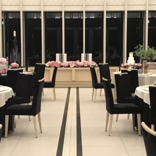 メインテーブルの装花は、赤ピンク、白に統一しました。