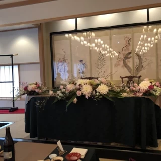 花や絵が映える会場です