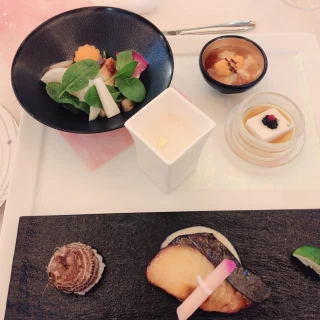 サラダ、サワラの西京焼き、豆腐、ウニ、豆乳、里芋