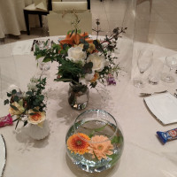 披露宴会場のテーブルのお花