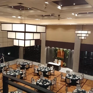 落ち着いた色合いの披露宴会場