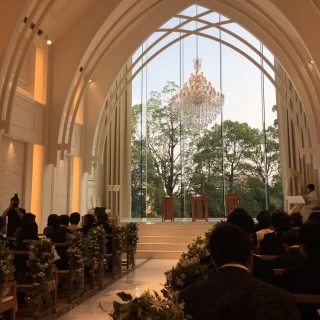 高い天井と長いバージンロード