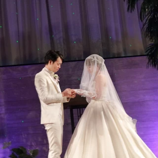 挙式会場で指輪交換の様子です。