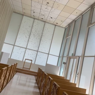 白基調のチャペルは日差しがさして綺麗です。