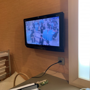 着替える時、モニターで会場の様子が見れます。|538423さんのノートルダム周南/FIVESTAR WEDDINGの写真(821656)